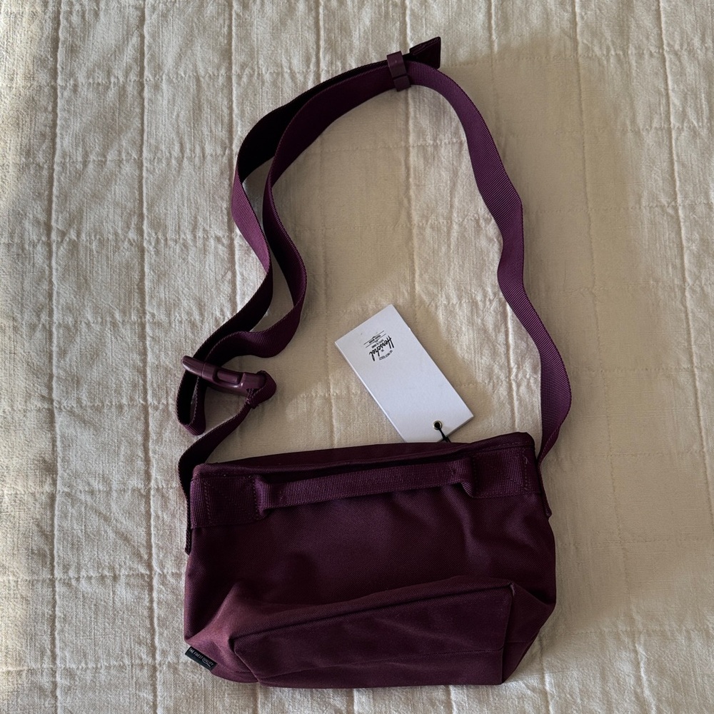 Herschel Supply Co. Grade Messenger Mini Bag in Fig NWT - Picture 3 of 4